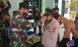 Anggota Koramil 16 Tapung mendapat Surprise dari Polsek Tapung dalam rangka HUT TNI Ke-76